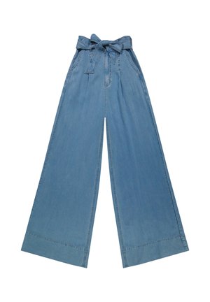 Hellblaue, hoch taillierte Denim-Hose mit weitem Bein, vorderen Falten, seitlichen Taschen und passendem Stoffgürtel, der in der Taille zu einer Schleife gebunden ist.