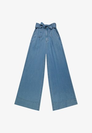 Hellblaue, hoch taillierte Denim-Hose mit weitem Bein, vorderen Falten, seitlichen Taschen und passendem Stoffgürtel, der in der Taille zu einer Schleife gebunden ist.