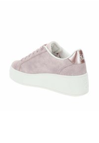 Sneaker rosa con texture e suola bianca, caratterizzata da un accento metallico sul tallone e lacci rotondi. Fodera interna liscia per il massimo comfort.