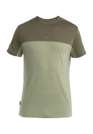 Kurzarm-T-Shirt in zwei Grüntönen, mit einem strukturierten oberen Bereich, einem glatten unteren Bereich und dezentem Logodesign.
