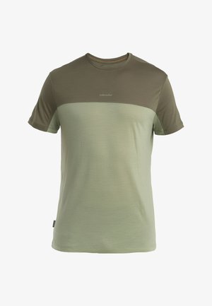 Kurzarm-T-Shirt in zwei Grüntönen, mit einem strukturierten oberen Bereich, einem glatten unteren Bereich und dezentem Logodesign.