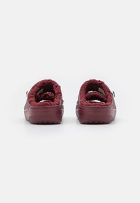 Crocs CLASSIC COZZZY - Papuče - garnet
