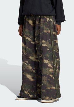 adidas Originals, ADIDAS ORIGINALS CAMOUFLAGE ADILENIUM TRACK PANT - Pantaloni - night cargo   aurora coffee   olive strata   orbit green
