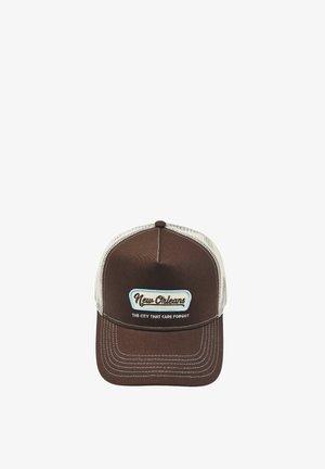 Brun og beige mesh baseballcap med "New Orleans" og "The city that care forgot" broderet på frontpanelet.