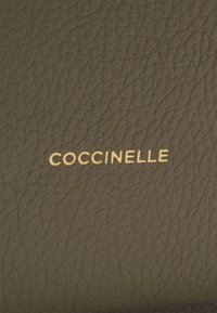 Coccinelle MALORY - Nahrbtnik - laurel green