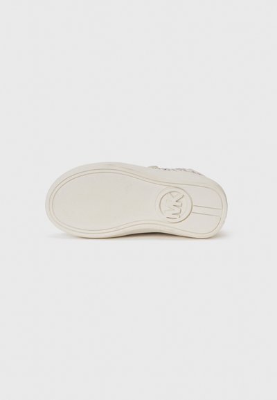 Suela de zapato en goma blanca, con una superficie texturizada, un logo circular y líneas horizontales. La forma general es plana y ligeramente redondeada.