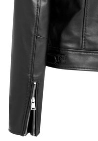 Giubbotto in pelle nera con polsini zip, texture liscia e design sartoriale con dettaglio sulla cucitura laterale. L'hardware della zip è di colore argento.