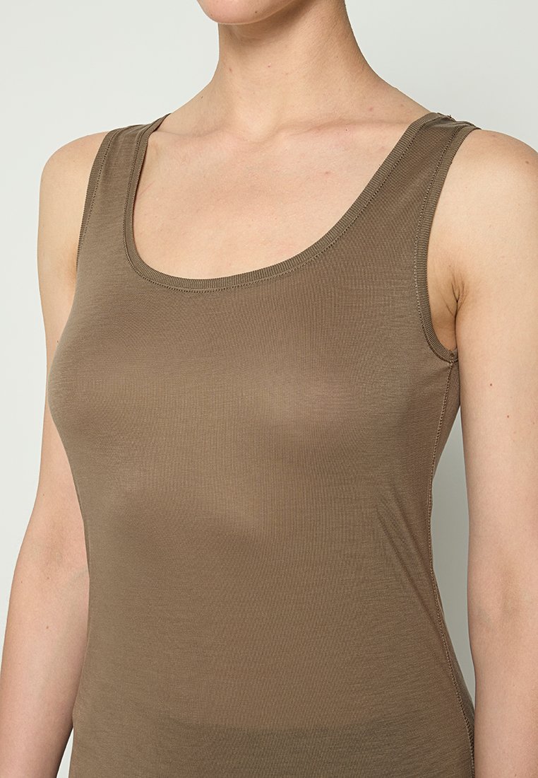 Brązowy bezrękawnik z lekkiego, elastycznego materiału o gładkiej fakturze i okrągłym dekolcie, z minimalnym detalem szwów.