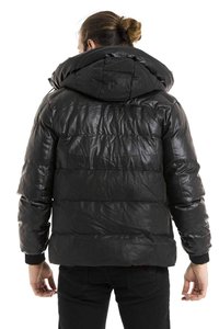 Schwarze gepolsterte Jacke mit einer großen Kapuze, die eine glänzende, glatte Textur und horizontale Nähte aufweist. Rippbündchen und eine figurnahe Silhouette.