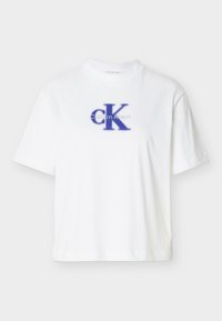 Άσπρη βαμβακερή κοντομάνικη μπλούζα με στρογγυλή λαιμόκοψη, με μπλε λογότυπο "CK" και κείμενο σε αντίθετη μπλε εκτύπωση.