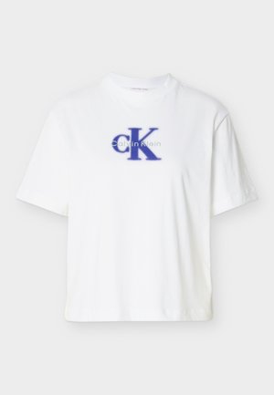 Valge lühikeste varrukatega puuvillane T-särk, millel on ümar kaelus ning sinise "CK" logoga ja kontrastse sinise trükiga tekst.