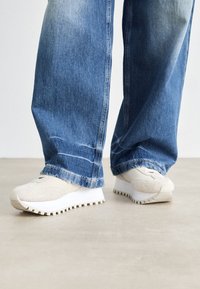 Selezionato, creamy white/eggshell