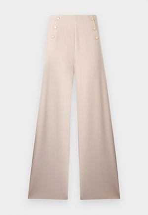 Pantalon beige à jambes larges, taille haute avec deux rangées verticales de trois boutons décoratifs dorés à l'avant.