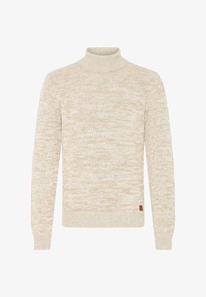 Beige og hvid meleret striktrøje med lange ærmer og høj polokrave, der har et lille brunt mærke nær kanten.