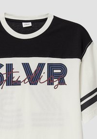 Schwarz-weiße Kurzarm-T-shirt mit gestreiftem Logo "SLVR" in Blau und Rot. Verfügt über einen gerippten Rundhalsausschnitt und horizontale Streifen an den Ärmeln.