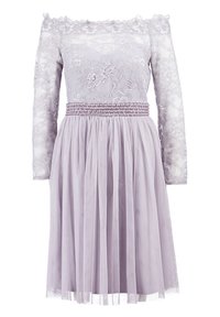 Krajková šaty s odhalenými rameny, dlouhými průhlednými rukávy a levandulovou sukní. Mají texturovaný korzet a korálkový pas.
