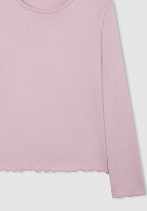 Maglietta a maniche lunghe di un delicato rosa realizzata in tessuto morbido. Collo rotondo e dettaglio in fondo rifinito con volant. Texture liscia con cuciture minimali visibili.