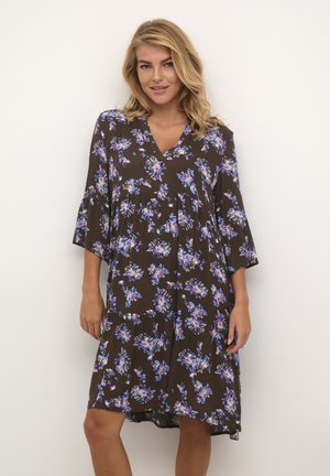 Robe florale marron présentant un décolleté en V, des manches évasées et un design à volants. Le tissu a une apparence légère et texturée avec des fleurs bleues et violettes.