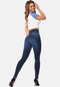 Dżinsowe legginsy o wysokim stanie w ciemnoniebieskim gradiencie, charakteryzujące się gładką teksturą, pięci pockets i dopasowanym krojem.