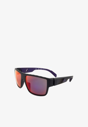 Occhiali da sole avvolgenti neri e viola con lenti rettangolari riflettenti rosse e logo Adidas sulla stanghetta.