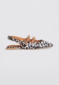Zapato slingback de estampado de leopardo con punta afilada, correas tostadas, suela plana y diseño de talón descubierto; fabricado con material suave y texturizado.