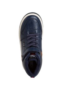 Baskets montantes en cuir bleu marine avec des détails perforés, des lacets plats et un intérieur rembourré. Présente un accent tan contrasté et une semelle blanche.