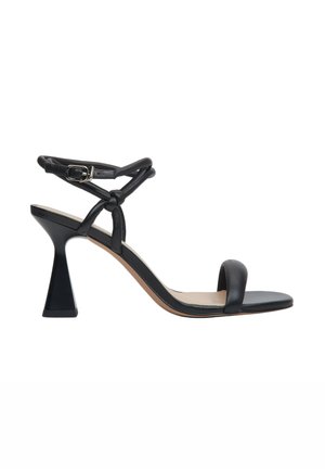 - Sandały na obcasie