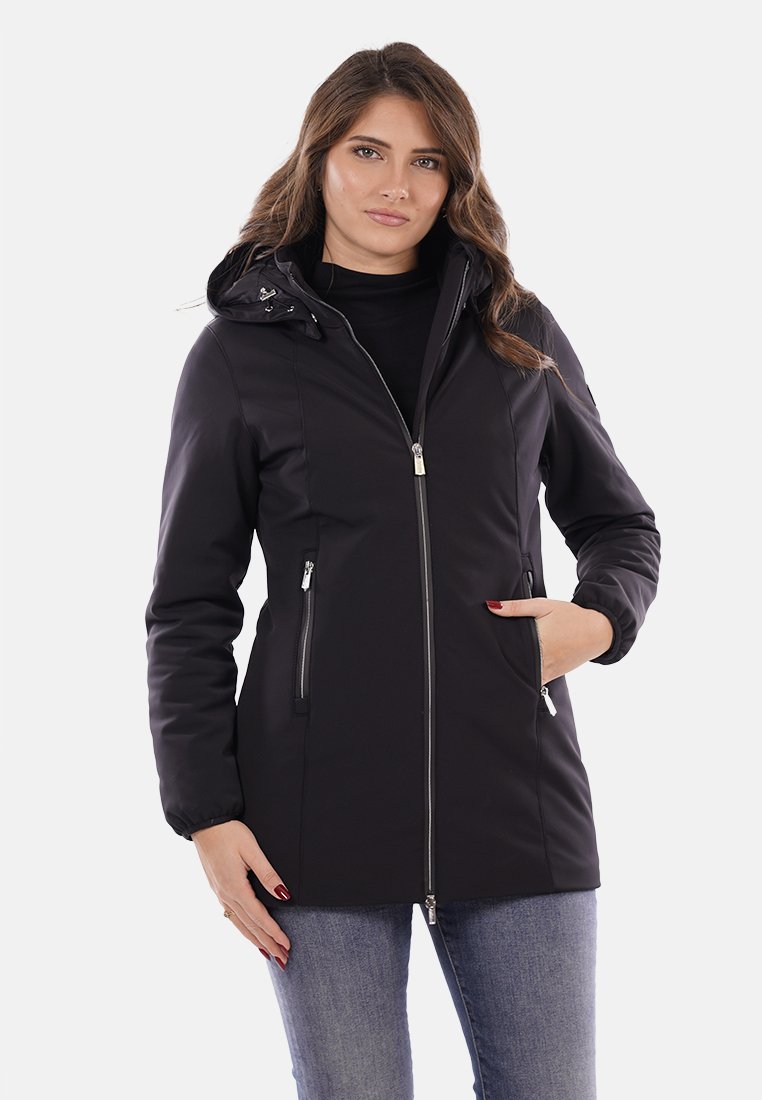 Giacca nera con cappuccio realizzata in tessuto soft shell, con zip frontale, tasche laterali con zip e una vestibilità strutturata.