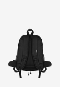 Czarny plecak z wyściełanymi paskami, siateczkowym tyłem i zapięciami na zamek. Posiada elegancki design i trwałą teksturę, co czyni go praktycznym w użyciu.