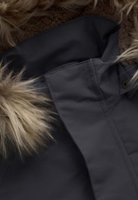 Mørkegrå parka med hætte trimmet med pels, som har en glat overflade, knaplukning og blødt, tekstureret indvendigt foder.