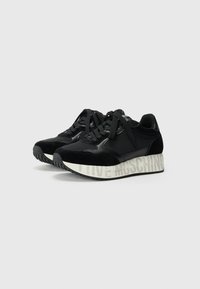 Baskets noires avec un mélange de daim texturé et de cuir lisse. Semelle épaisse avec "FIVE MOSCHINO" imprimé en gris clair. Lacets noirs.