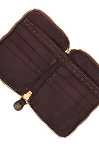 Portafoglio in pelle bordeaux con chiusura a zip, dotato di diversi scomparti per carte e un interno testurizzato. Accenti in hardware dorato visibili.