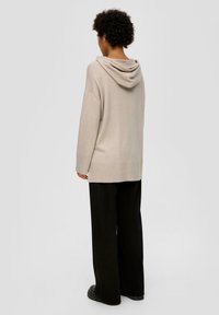 s.Oliver MIT VERLÄNGERTEM RÜCKENSAUM - Kapuzenpullover - helles beige