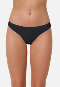 Culottes de bikini noires en tissu lisse et extensible. Taille basse avec une couverture minimale et un design épuré et simple. Pas de motifs ou d'ornements visibles.