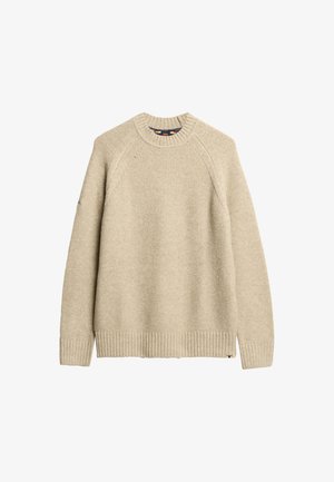 Beige strikket sweater med et struktureret mønster, ribbet kant og manchetter samt en rund halsudskæring. Har raglanærmer og et logo-accents.