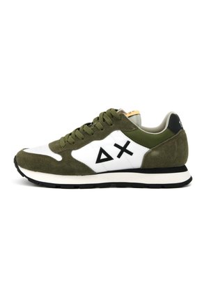 Sneakers verde e bianchi con upper in camoscio, suola in gomma e dettagli neri. Presentano un logo geometrico e una linguetta testurizzata. Design sportivo.