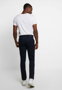 GAP ESSENTIAL SLIM FIT - Chinos - new classic navy
