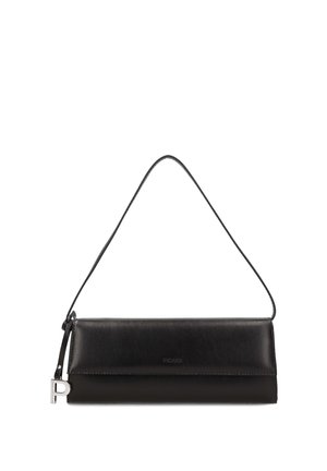 Schwarze rechteckige Lederhandtasche mit dünnem Schulterriemen und silbernem "P"-Anhänger auf der linken Seite.