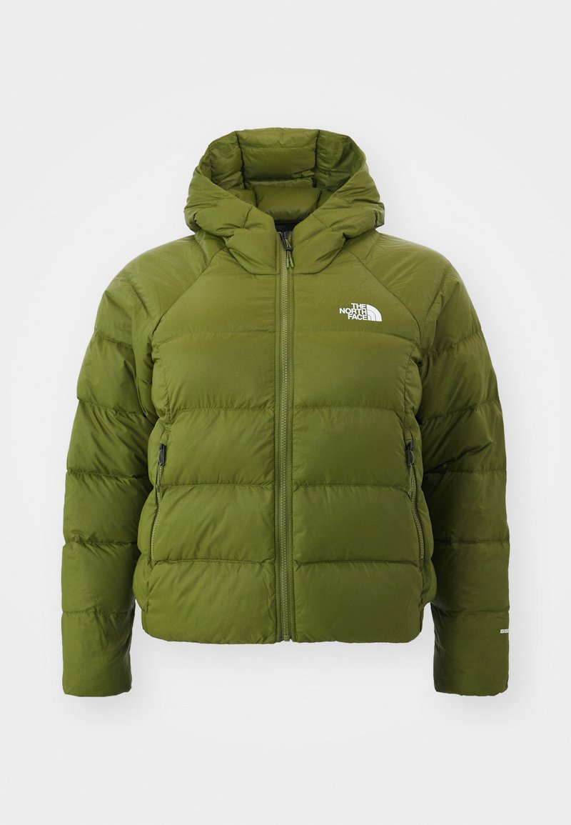 Giacca a vento verde, isolata, con cappuccio, chiusura con zip e due tasche laterali. Presenta una texture trapuntata e un logo sul petto.