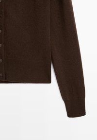 Cardigan en laine marron foncé à manches longues avec fermeture à boutons et ourlet et poignets côtelés, présenté sur un fond blanc.