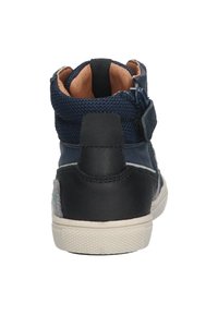 Hoge sneakers in marineblauw en zwart textiel, met een textuurstof, gewatteerde kraag en rubberen zool met een ruitpatroon voor grip.