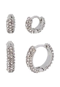 Boucles d'oreilles en forme de hoop argentées avec des cristaux clairs étincelants. Présentent une finition lisse, une forme arrondie et un fermoir pliable pour un port sécurisé.