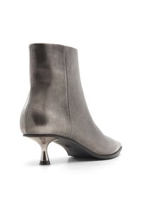 Stivaletto grigio metallico con un design elegante, punta affusolata e tacco sottile e svasato. Texture liscia con dettagli minimi e linee pulite.