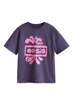 Camiseta de manga corta de color púrpura oscuro con un diseño floral abstracto en rosa y texto "oasis" en un marco rectangular en la parte frontal.