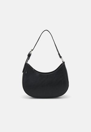 Saco hobo preto feito de pele suave com um silhueta curva, apresentando uma única alça ajustável e detalhes de design minimalistas.