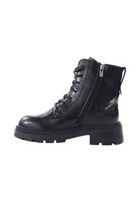 Czarne skórzane botki za kostkę z okrągłym noskiem, sznurowanym przodem i bocznym zamkiem błyskawicznym. Gruba gumowa podeszwa z teksturowanym wzorem poprawiającym przyczepność.