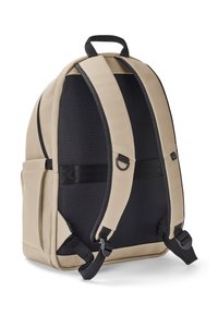 Beige és fekete hátizsák párnázott hálós háttal, állítható pántokkal, oldalsó zsebbel és hordozó fogantyúval, fehér háttér előtt.