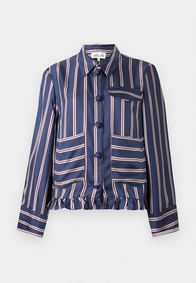 Giacca in raso blu navy con strisce verticali bianche e bordeaux, dotata di chiusura con bottoni, taschino sul petto e orlo arricciato. Maniche lunghe.