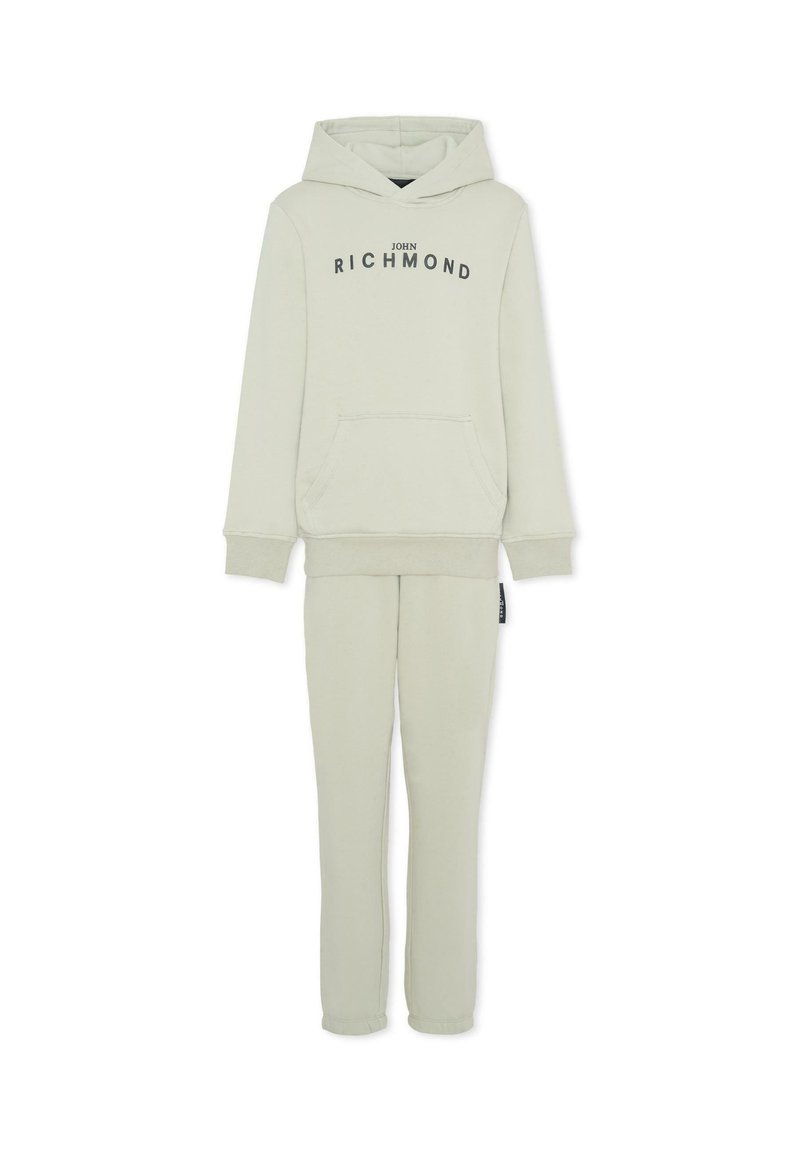 Jasnoszara bluza z kapturem i dopasowane spodnie dresowe, z przodu kieszeń, ściągacze na rękawach oraz czarny nadruk z logo "JOHN RICHMOND".