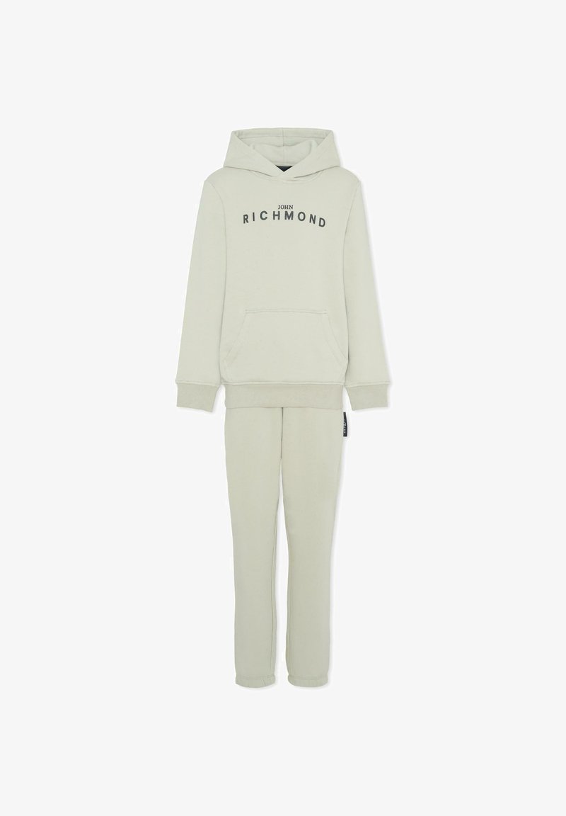 Jasnoszara bluza z kapturem i dopasowane spodnie dresowe, z przodu kieszeń, ściągacze na rękawach oraz czarny nadruk z logo "JOHN RICHMOND".